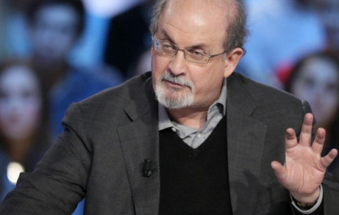 Rushdie na respiratoru nakon napada: Oštećena mu jetra, mogao bi izgubiti oko