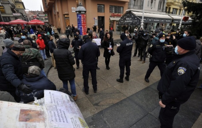 Prosvjed protiv korona mjera u Zagrebu okupio tek nekoliko desetaka ljudi
