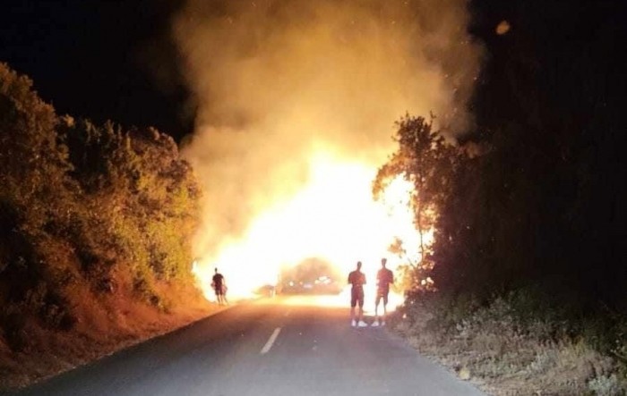 Požar i na Pelješcu, poslana dva kanadera