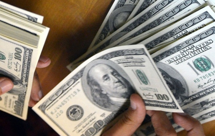 Dolar stabilan, u fokusu pregovori o američkim poticajima