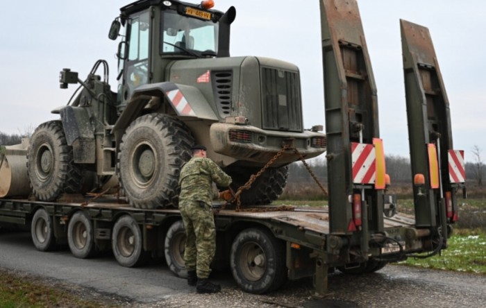 Hrvatska vojska s inženjerijskim strojevima ide u pomoć Sloveniji