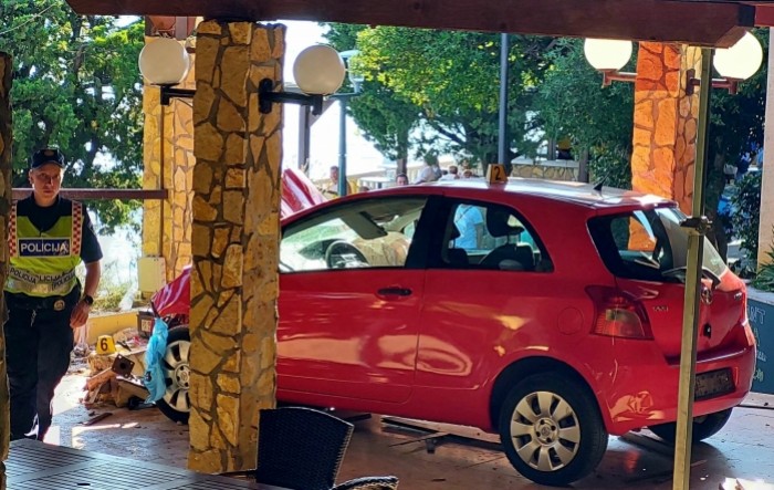 Kaos u Dramlju: 76-godišnja vozačica sletjela automobilom na terasu restorana