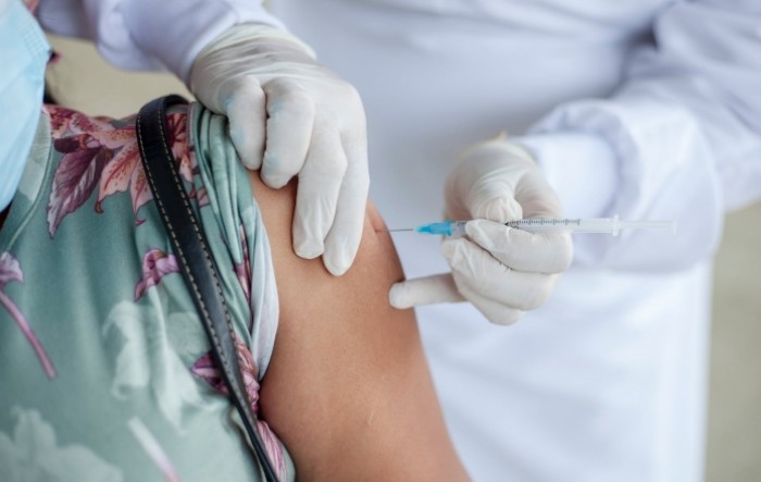 Britanija odobrila cjepivo protiv covida za izvornu i omikron varijantu