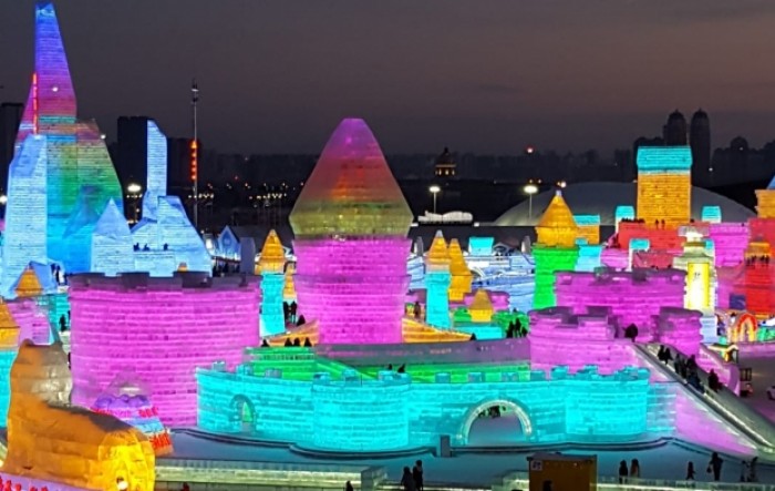 Fascinantno: Ledene palače i tornjevi oduševile posjetitelje festivala u Harbinu (VIDEO)