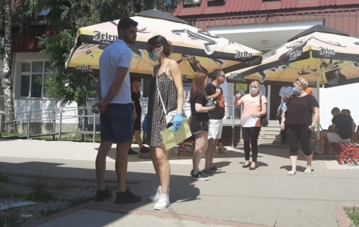 Kragujevac: Ukradeni suncobrani ispred Covid ambulante