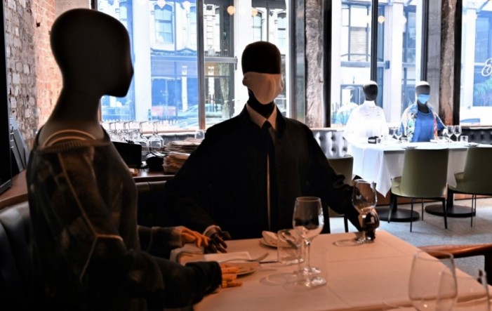 Lutke pomažu distanciranju u mondenom restoranu u Montrealu