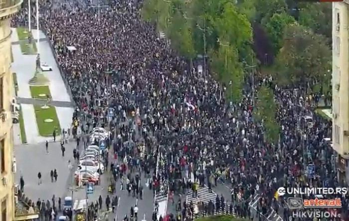Masovni prosvjed u Beogradu, blokiran promet ispred Skupštine