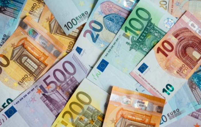 Euro u šest mjeseci ojačao osam posto u odnosu na dolar