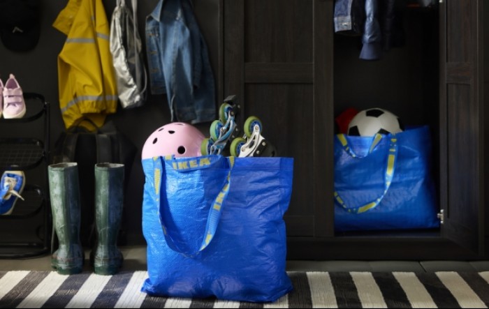 IKEA predstavlja novu verziju FRAKTA torbe, izrađenu od najmanje 90 posto recikliranog materijala