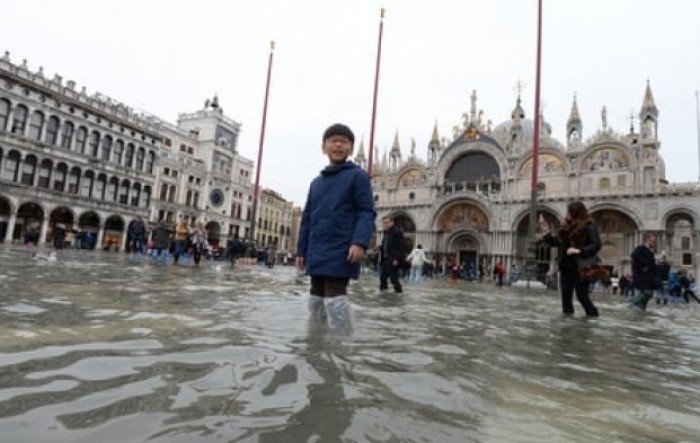 Turisti šetali Venecijom u vodi do koljena