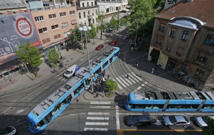 Prometni kolaps u Zagrebu: Kamion pokidao tramvajske žice, jedna pala i ozlijedila ženu