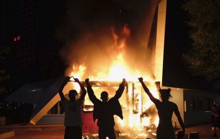 Prosvjednici spalili restoran u Atlanti u kojem je policija ubila Afroamerikanca (VIDEO)
