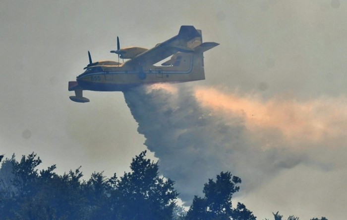 Požar kod turističkog naselja pored Rovinja gasi Air Tractor, pozvani kanaderi