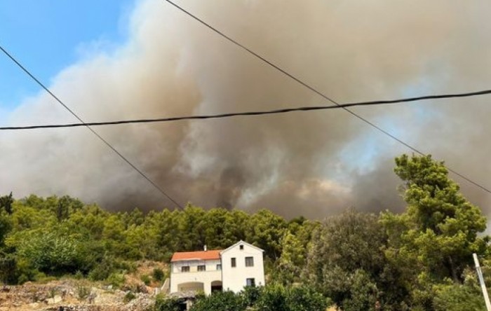 Lokaliziran požar na Hvaru