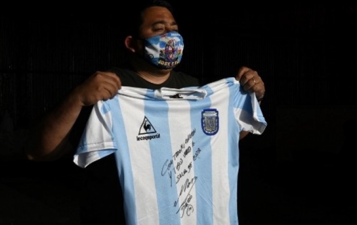 Prodaja dresa s Maradoninim potpisom za siromašne žitelje četvrti Buenos Airesa