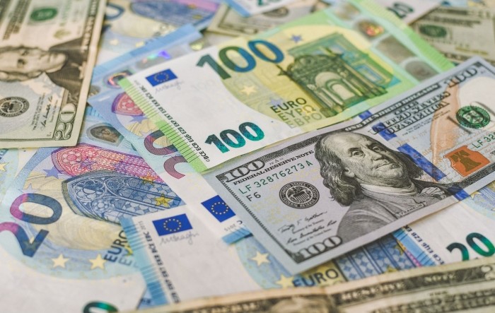 Euro potonuo na najnižu razinu u 17 mjeseci, strah od francuskog duga jača dolar