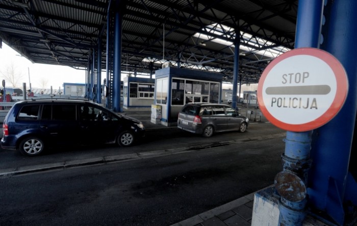 Velike gužve na granici sa Srbijom i BiH, čeka se i do četiri sata