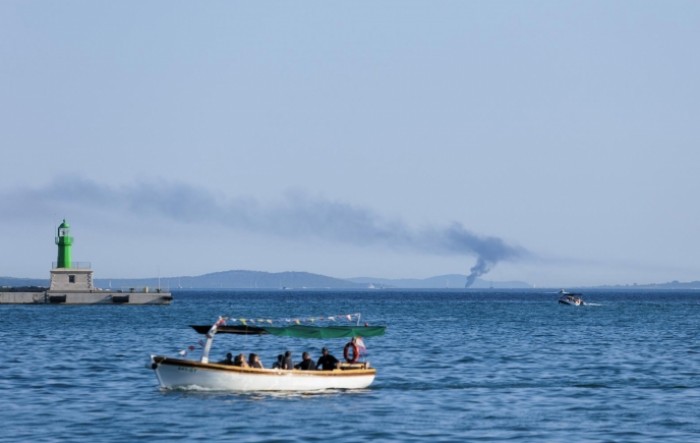Zapalio se brod kod Brača, četiri osobe spašene