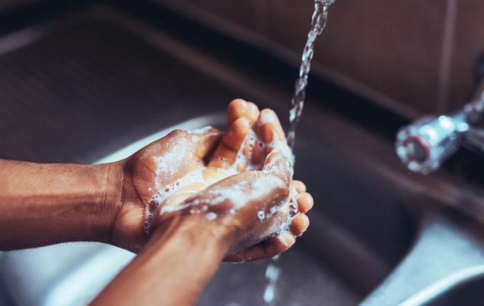 Perite ruke: Koronavirus na koži živi devet sati