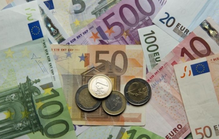 Dolar blago ojačao, euro oslabio na početku tjedna