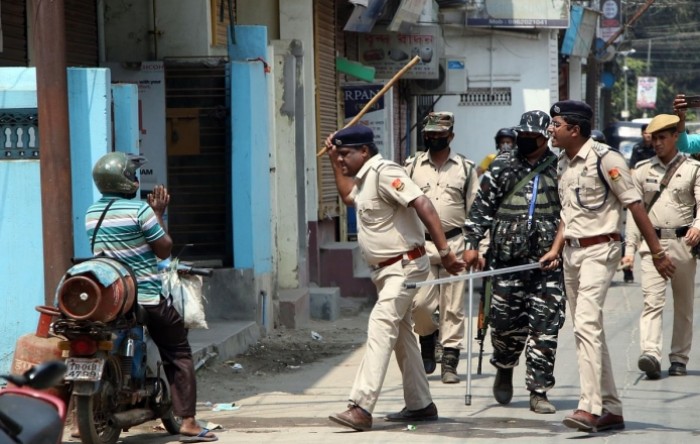 Indija: Policija palicama na one koji se neopravdano nalaze na ulicama