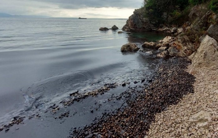 Gotovo 700 litara lož ulja iscurilo u more kod Rijeke