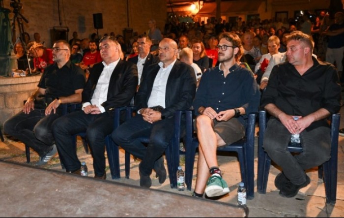 Milanović nenajavljeno stigao na Fališ u Šibeniku, publika ga dočekala pljeskom