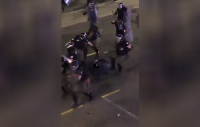Terazije: Dvadeset policajaca iživljava se na mladiću (VIDEO)