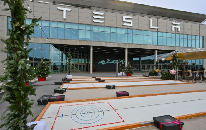 Tesla zaustavila proizvodnju u Berlinu nakon izbijanja požara