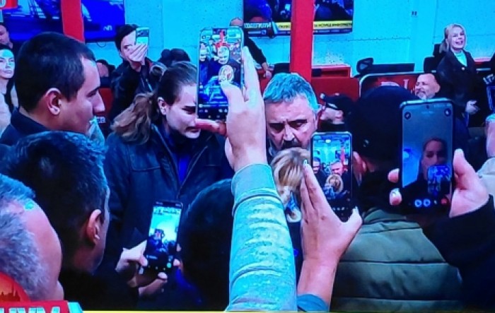 Građani upali u zgradu televizije Informer