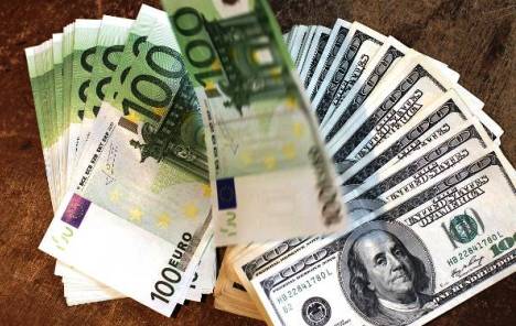 Euro oslabio prema dolaru i švicarskom franku