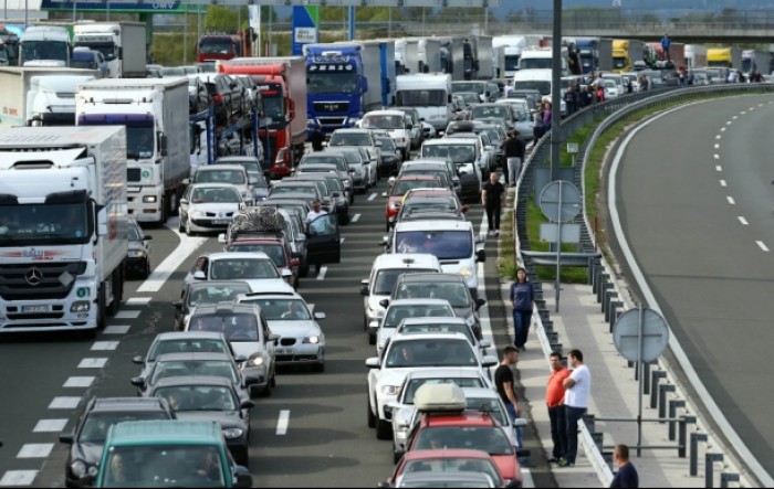 Za vikend na autocestama 26 posto manje vozila nego lani