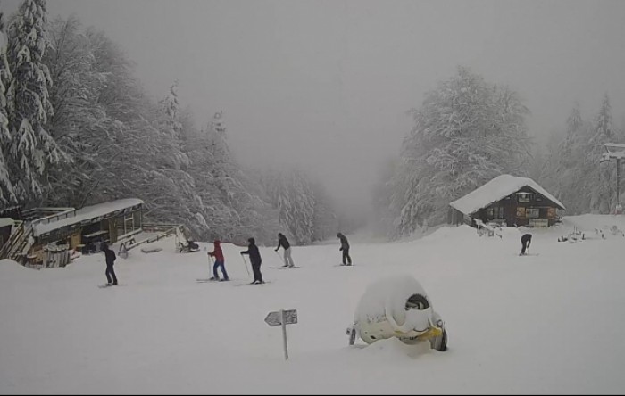 Zbog obilnog snijega ograničeno korištenje skijališta na Pohorju