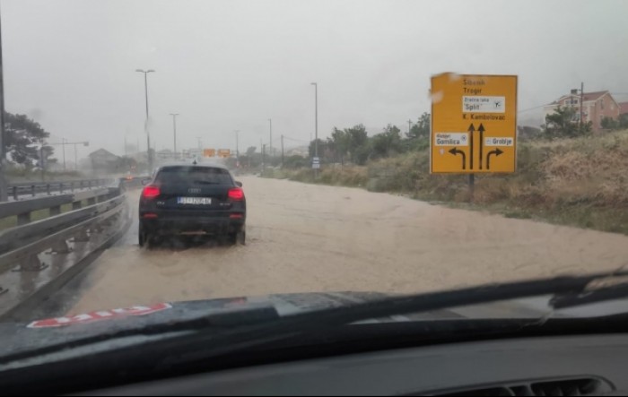 Velika kiša u Kaštelima otežala promet na D8