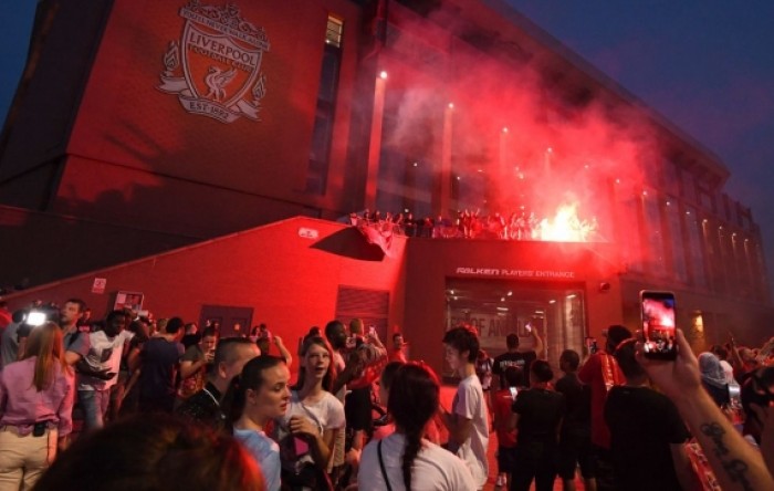 Slavlje navijača Liverpoola: Nebo je pocrvenilo od brojnih baklji