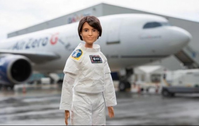 Barbie astronautkinja na letu u bestežinskom stanju