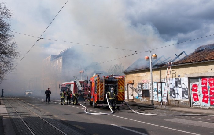Požar u Savskoj, dim se vije iznad centra Zagreba