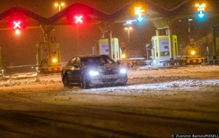 Snijeg i orkanski vjetar i dalje izazivaju prometni kaos
