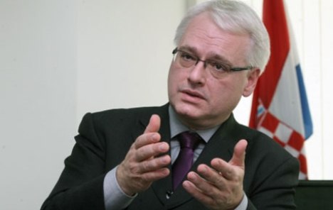 Josipović vraća popis veleposlanika i traži odgovornost Jandrokovića!