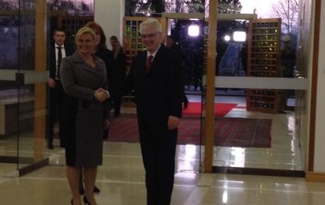 Josipović predao dužnost Kolindi Grabar-Kitarović