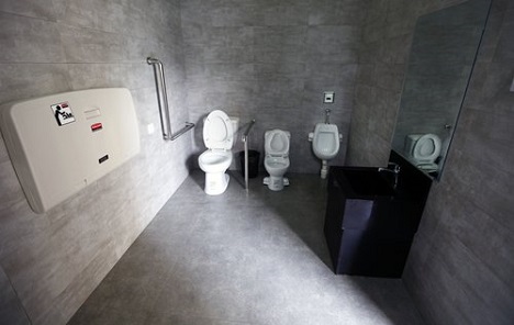 Prvi uniseks toaleti izazvali polemike u Sloveniji zbog rodne ideologije