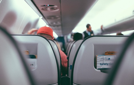 Je li u redu spustiti naslon sjedala u avionu?
